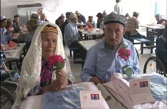 Chú rể 71 tuổi cưới cô dâu 114 tuổi sau hơn 1 năm theo đuổi cuồng nhiệt